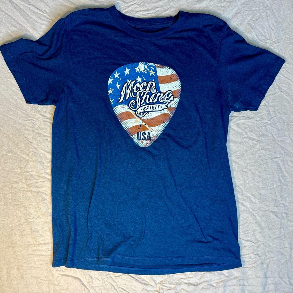 Moon Shine Spirit By Brad Paisley American Flag Guitar Pick T-Shirt Medium